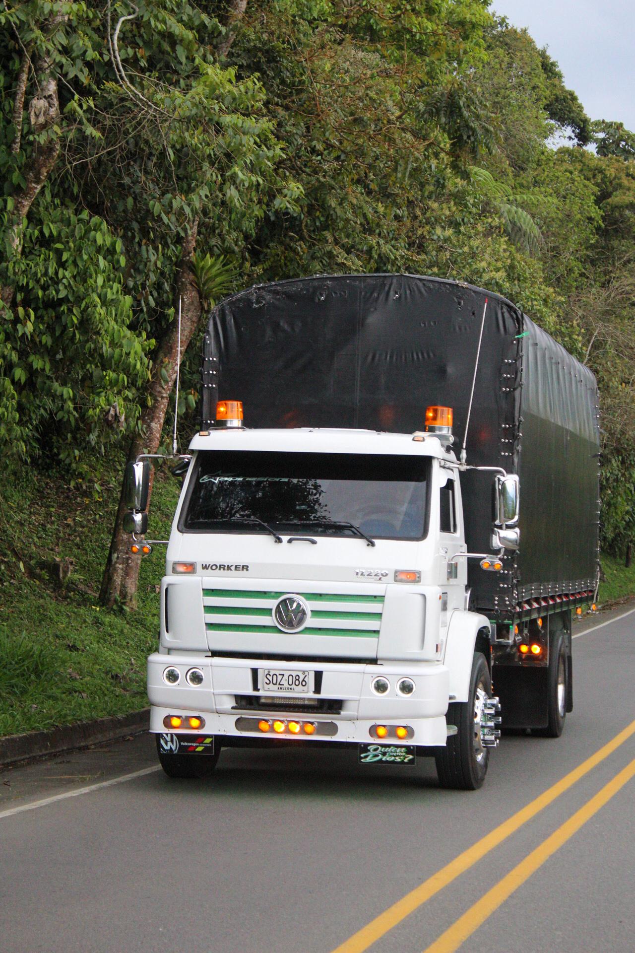 Camión VW Worker — En ruta