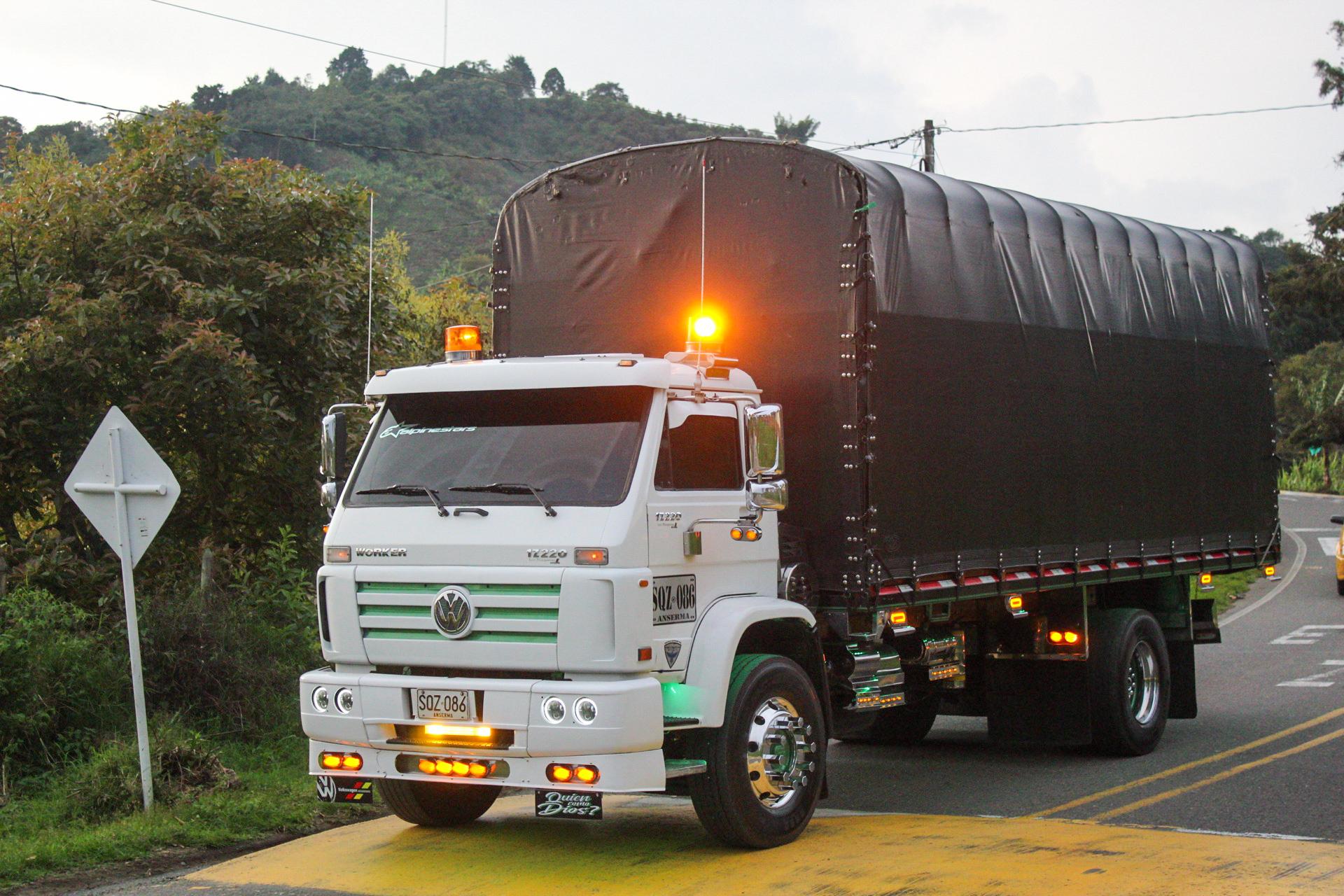 Camión VW Worker — Vista completa lateral