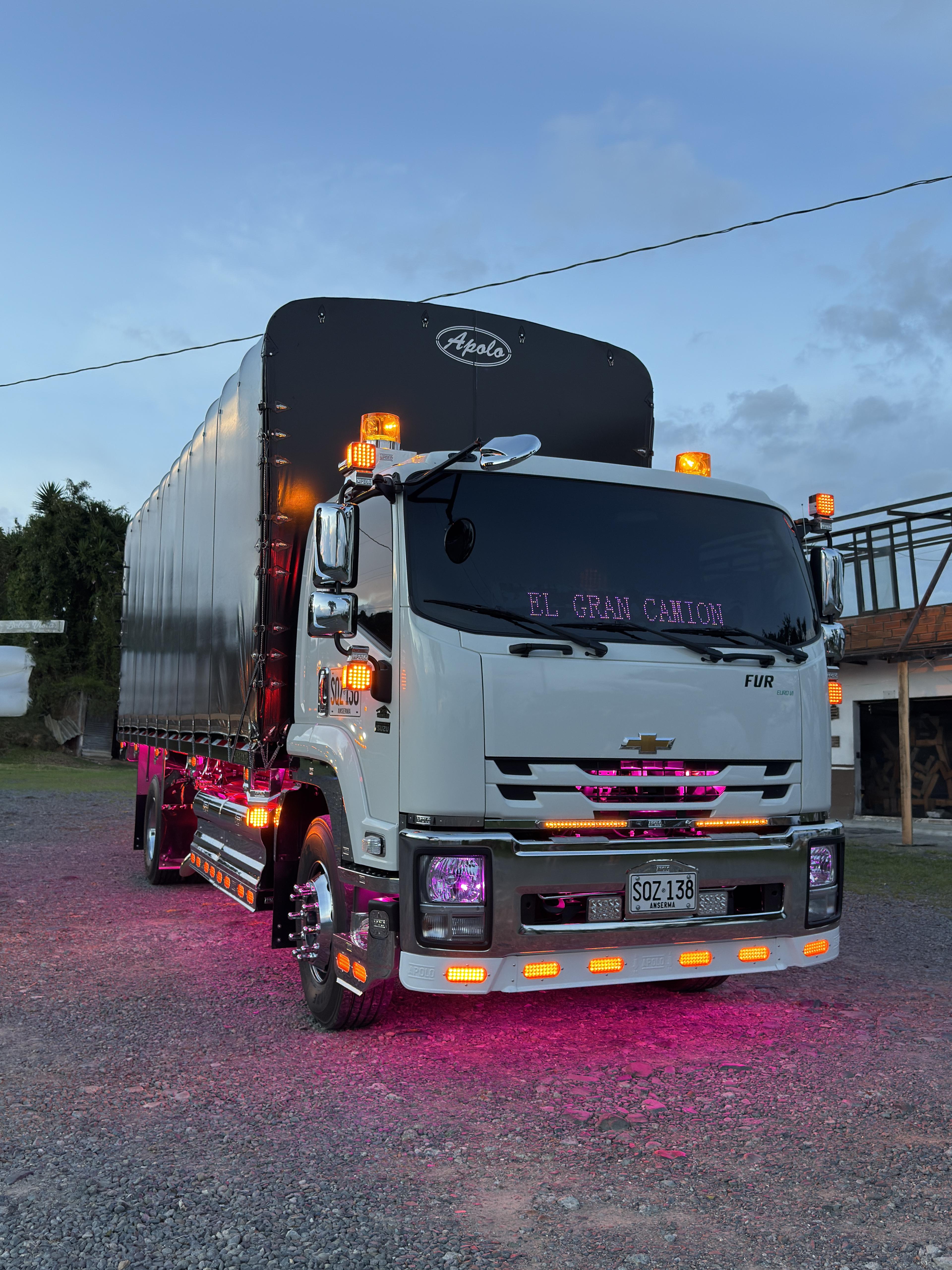 Camión FVR 0km modelo 2027 — Vista frontal izquierda