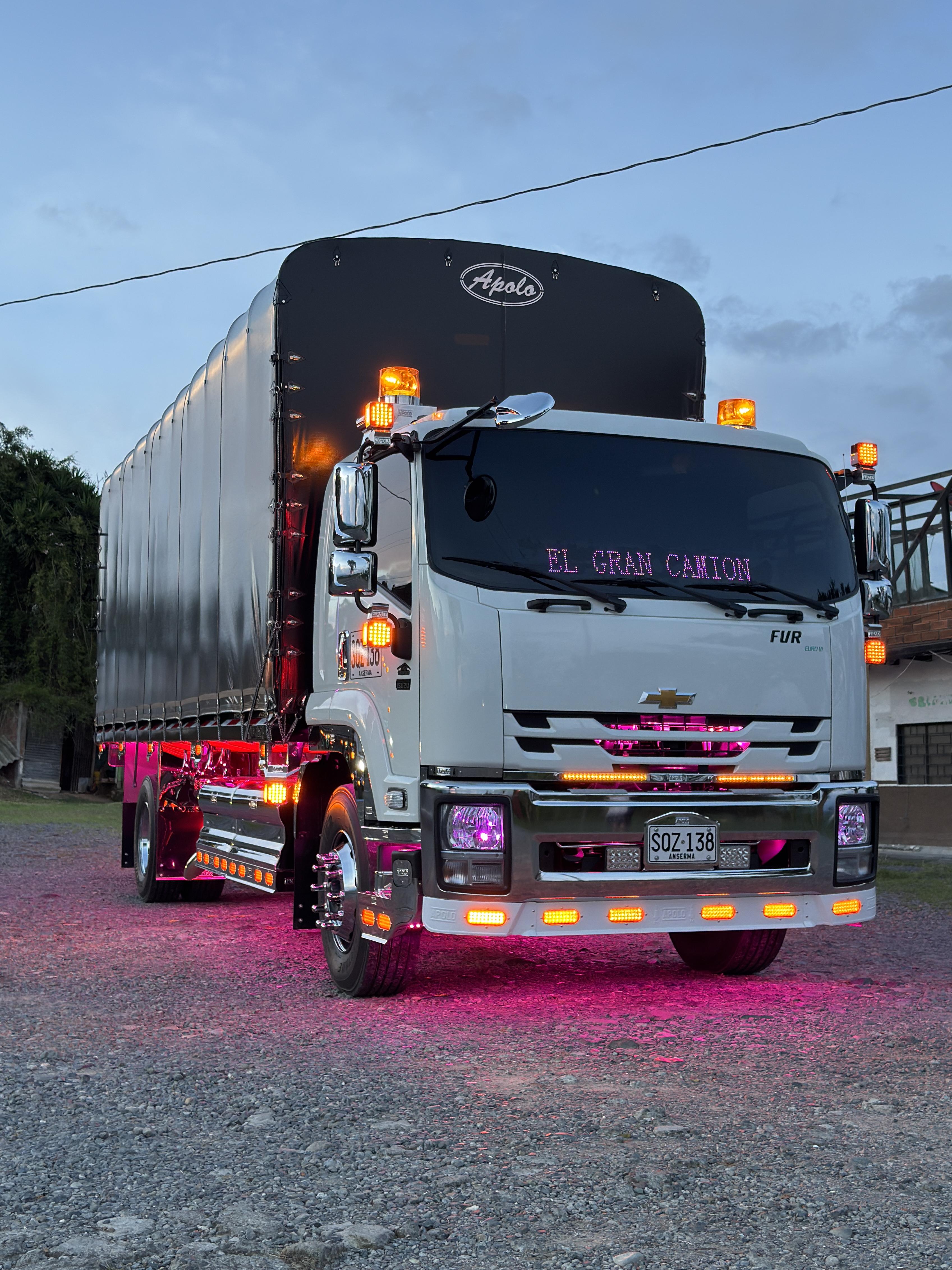 Camión FVR 0km modelo 2027 — Luces encendidas